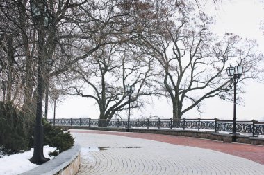 Parkta güzel dar sokakta. Kış