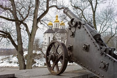 Top. Tepe üzerinde siyah eski top. Askeri silah. Şehrin korunması