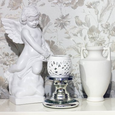 Güzel kompozisyon. Bir melek, bir sürahi ve bir vazo bir heykelcik olduğunu
