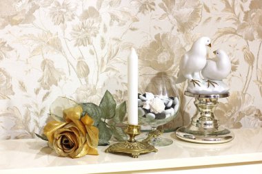 Altın dekoratif gül. Sahne. İç