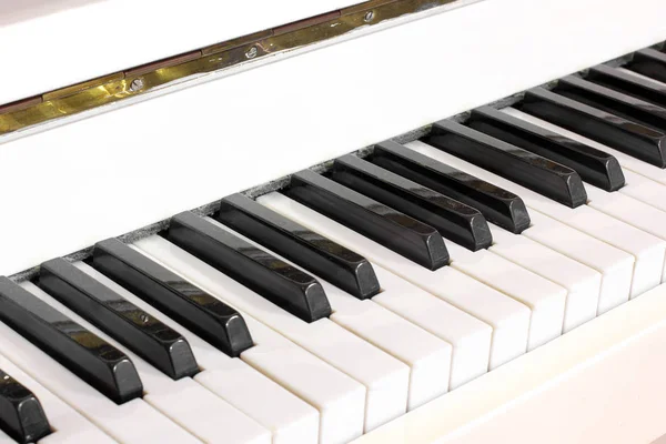 Valkoinen Piano Pianonavaimet — kuvapankkivalokuva