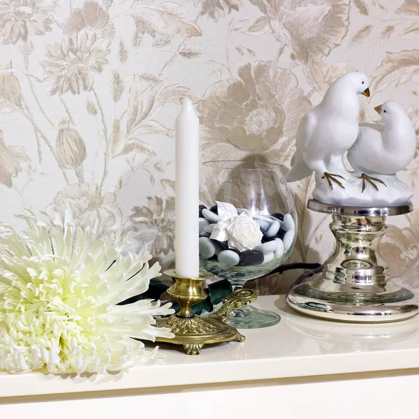 Composition Flowers Candlestick Statuette Two Pigeons — Stock Photo, Image