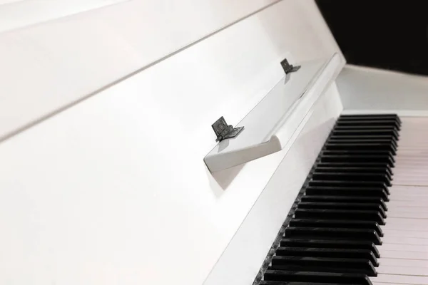 Piano Branco Fechar — Fotografia de Stock