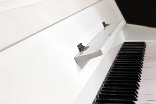 Piano Blanco Cerca — Foto de Stock