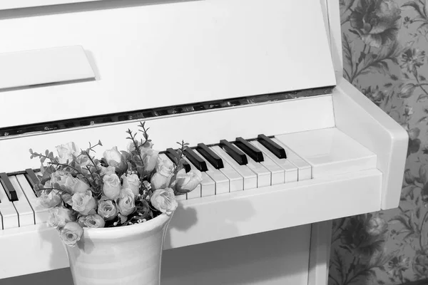 Fleurs Roses Sur Fond Piano — Photo