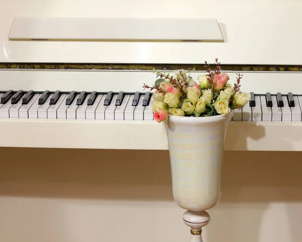 Blumen Rosen Auf Dem Hintergrund Des Klaviers — Stockfoto