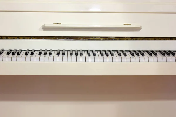 Piano Blanco Cerca — Foto de Stock