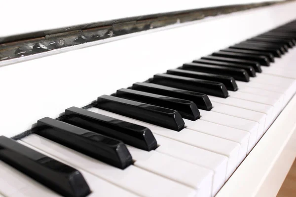 Белый Пианино Крупным Планом — стоковое фото