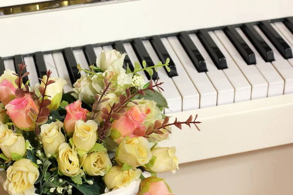 Fleurs Roses Sur Fond Piano — Photo