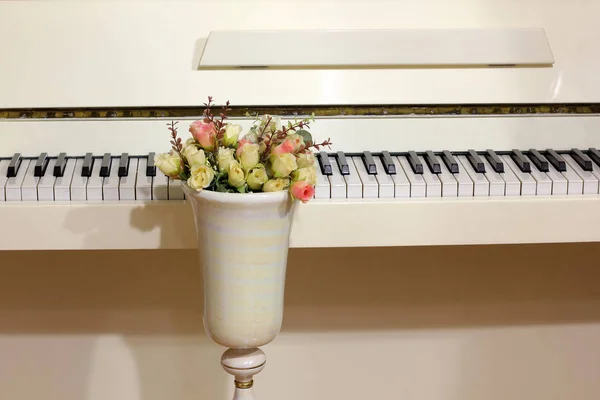 Blumen Rosen Auf Dem Hintergrund Des Klaviers — Stockfoto