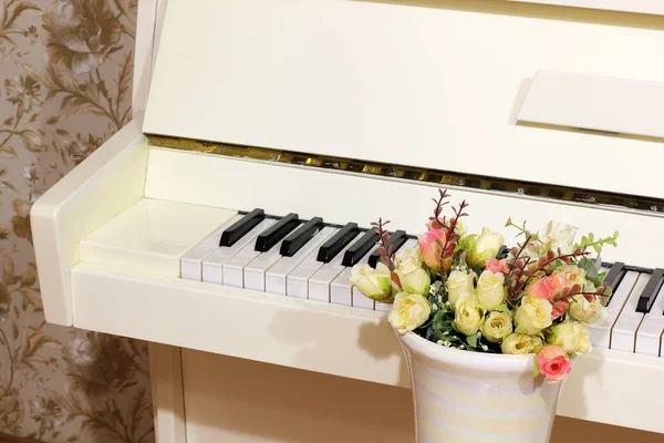 Fleurs Roses Sur Fond Piano — Photo