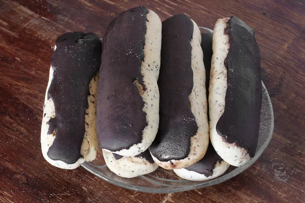 Cookies Een Plaat Een Houten Achtergrond — Stockfoto