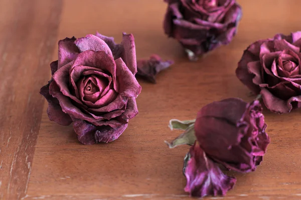 木製の背景に色あせたバラ — ストック写真