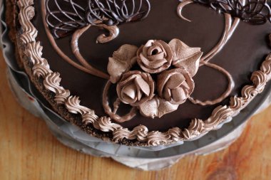 Masadaki çikolatalı pasta.