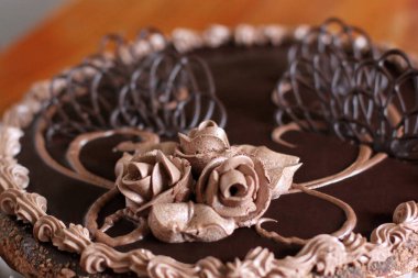 Masadaki çikolatalı pasta.