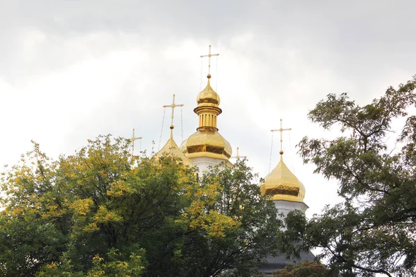 Красивая Церковь Парке Золотые Купола Осень — стоковое фото