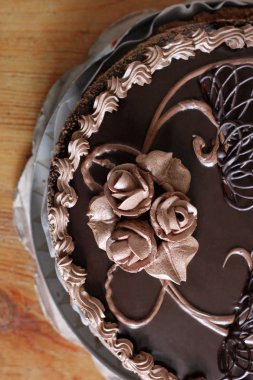 Masadaki çikolatalı pasta.