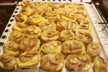 Pastırma ve sarımsak ile pişmiş patates