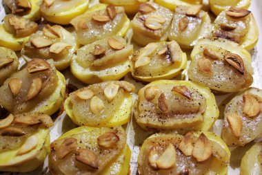 Pastırma ve sarımsak ile pişmiş patates