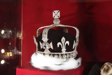 Lviv, Ukrayna - 23 Ağustos 2018: Taç kırmızı bir arka plan üzerinde