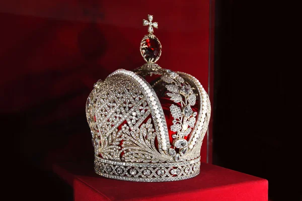 Kiev, Ukrayna - 12 Ekim 2018: Taç kırmızı bir arka plan üzerinde
