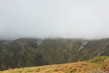 Dağlar ve sis. Doğa