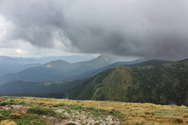 Dağlar ve bulutlar. Doğa