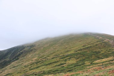 Dağlar ve bulutlar. Doğa