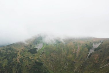 Dağlar ve bulutlar. Doğa