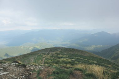 Dağlar ve bulutlar. Doğa