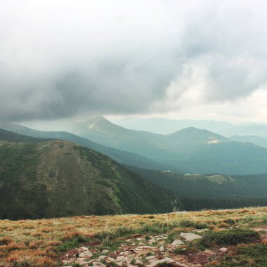 Dağlar ve bulutlar. Doğa