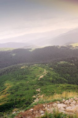 dağlar ve güzel gökyüzü