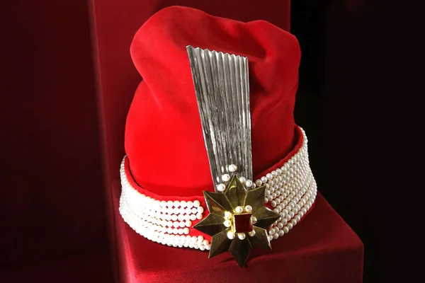 乌克兰基辅 2018年9月26日 一顶带有红色背景上珠宝的帽子 — 图库照片