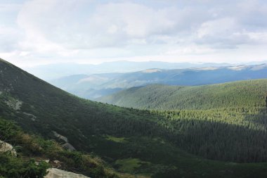 dağlar ve güzel gökyüzü