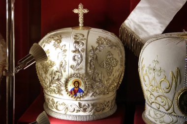 Kiev, Ukrayna - 26 Eylül 2018: Başlıklar rahiplerin kırmızı bir arka plan üzerinde