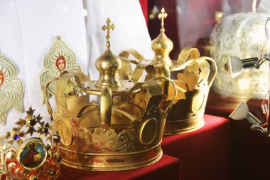 Kiev, Ukrayna - 26 Eylül 2018: Taç kırmızı bir arka plan üzerinde