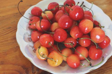 bir plaka üzerinde tatlı kiraz