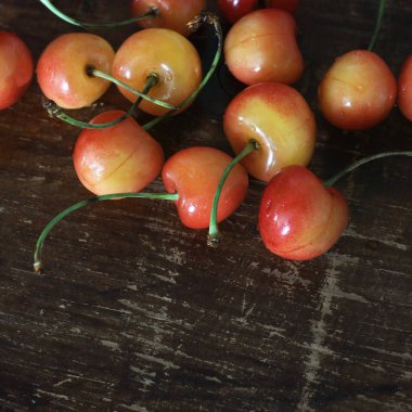 Ahşap bir arka planda tatlı kiraz