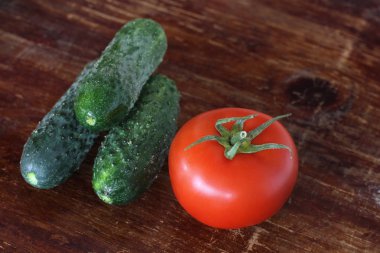 salatalık ve domates ahşap zemin