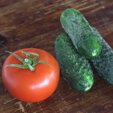 salatalık ve domates ahşap zemin