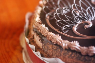 Çikolatalı kek kapatıyoruz