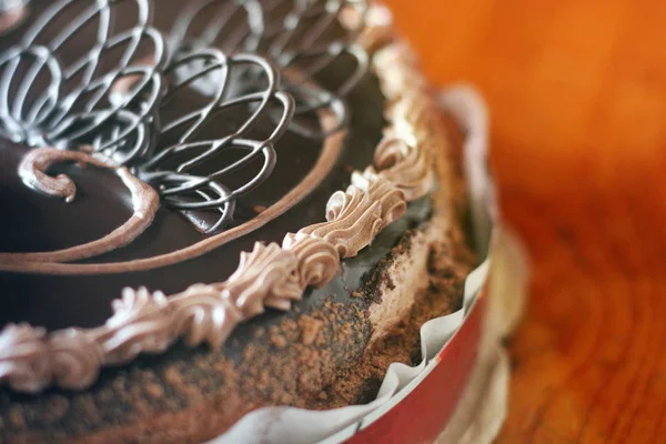 Çikolatalı kek kapatıyoruz