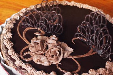 Çikolatalı kek kapatıyoruz