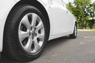 Kiev, Ukrayna - 2 Temmuz 2018: Beyaz Opel Insignia, arabanın alt görünümü. Kiralık tekerlekler arka plan asfalt üzerinde yakın çekim
