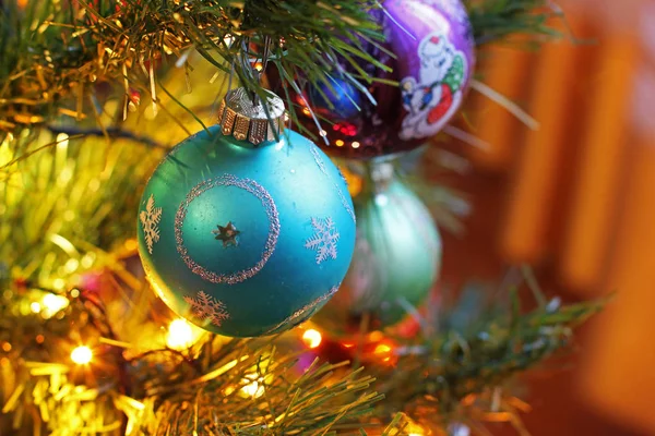 Χριστουγεννιάτικα Παιχνίδια Στο Χριστουγεννιάτικο Δέντρο — Φωτογραφία Αρχείου