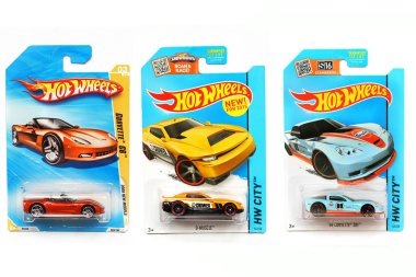 Odessa, Ukrayna - Kasım, 2017: Hot Wheels. Çocuklar oyuncak. Makineleri. Beyaz bir arka plan üzerinde oyuncaklar