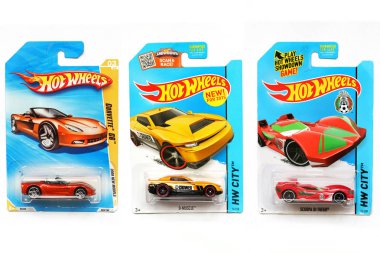 Odessa, Ukrayna - Kasım, 2017: Hot Wheels. Çocuklar oyuncak. Makineleri. Beyaz bir arka plan üzerinde oyuncaklar