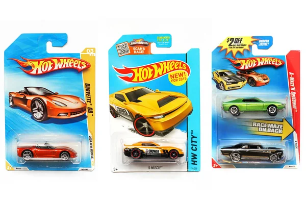 Odessa, Ukrayna - Kasım, 2017: Hot Wheels. Çocuklar oyuncak. Makineleri. Beyaz bir arka plan üzerinde oyuncaklar