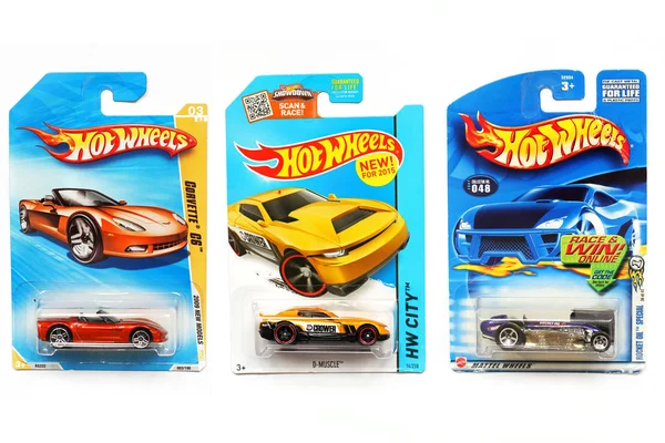 Odessa, Ukrayna - Kasım, 2017: Hot Wheels. Çocuklar oyuncak. Makineleri. Beyaz bir arka plan üzerinde oyuncaklar