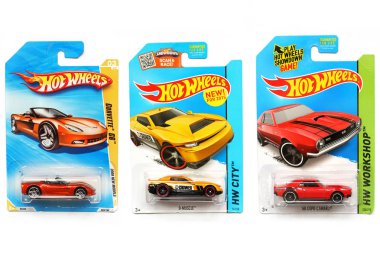 Odessa, Ukrayna - Kasım, 2017: Hot Wheels. Çocuklar oyuncak. Makineleri. Beyaz bir arka plan üzerinde oyuncaklar
